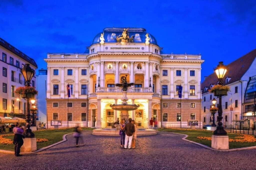 Apartamento Boutique Flat In Old Town Bratislava Exterior foto