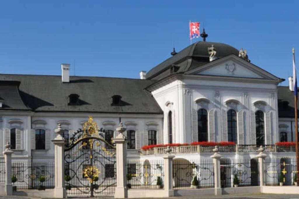 Apartamento Boutique Flat In Old Town Bratislava Exterior foto